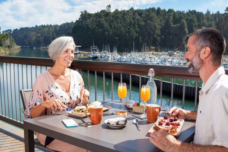 A couple enjoying brunch on the outdoor patio